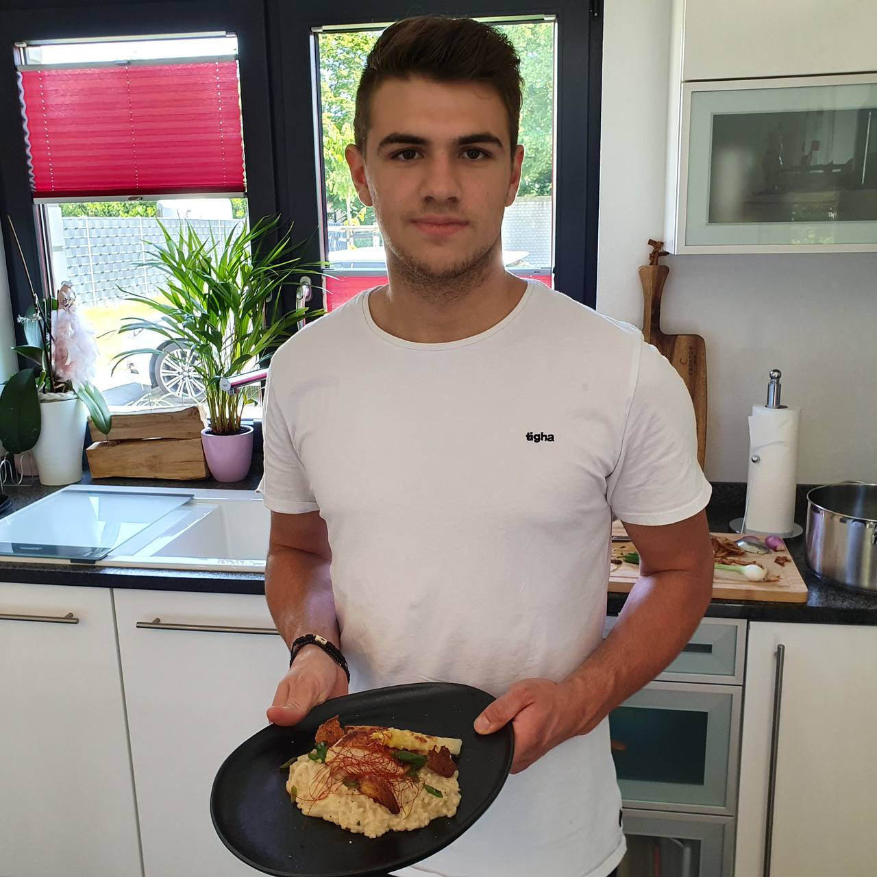 Luca Urbschat mit dem fertigen Essen