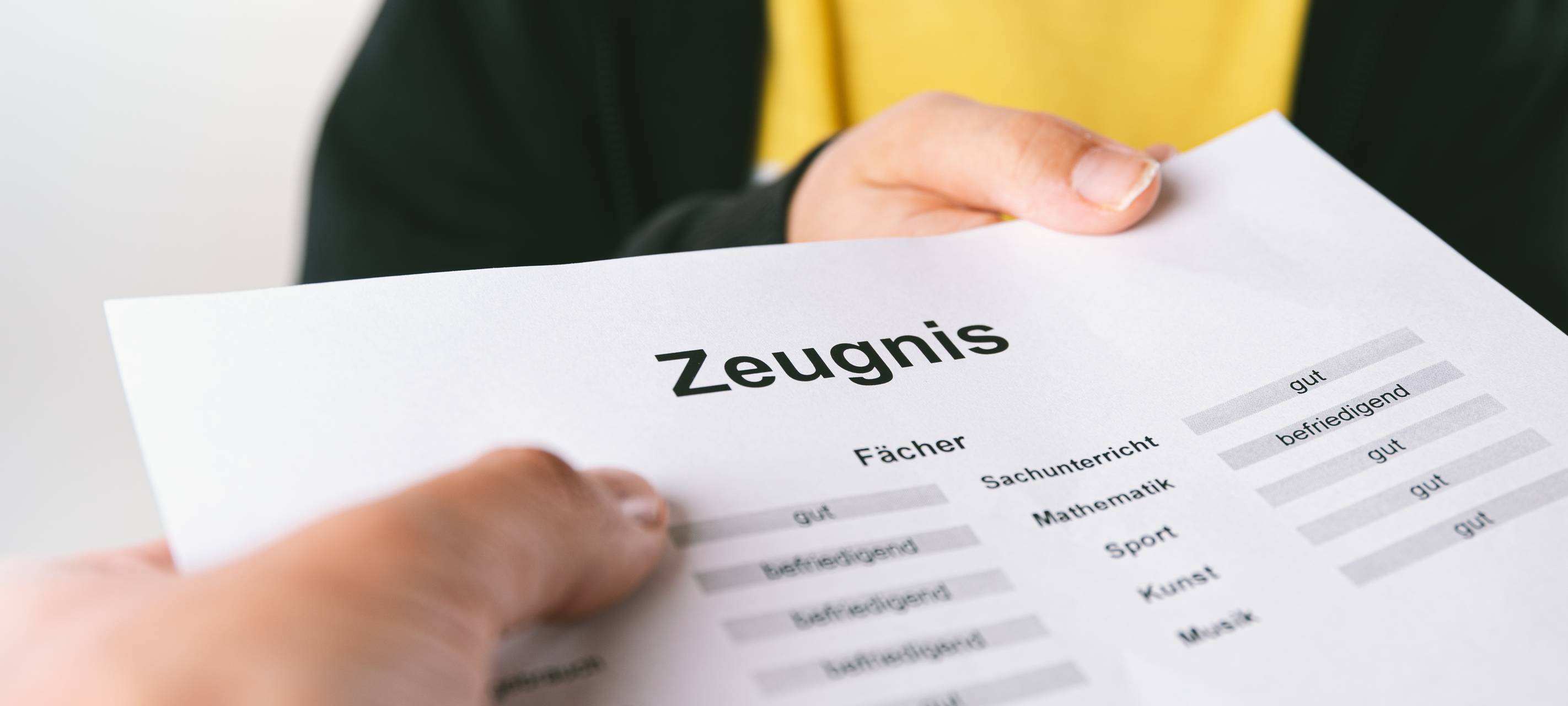 Zeugnisse kommen per Post oder liegen in Schulen bereit
