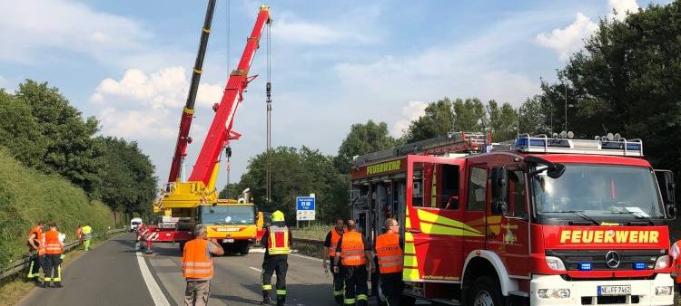 Bagger fällt auf A46 bei Jüchen vom Laster