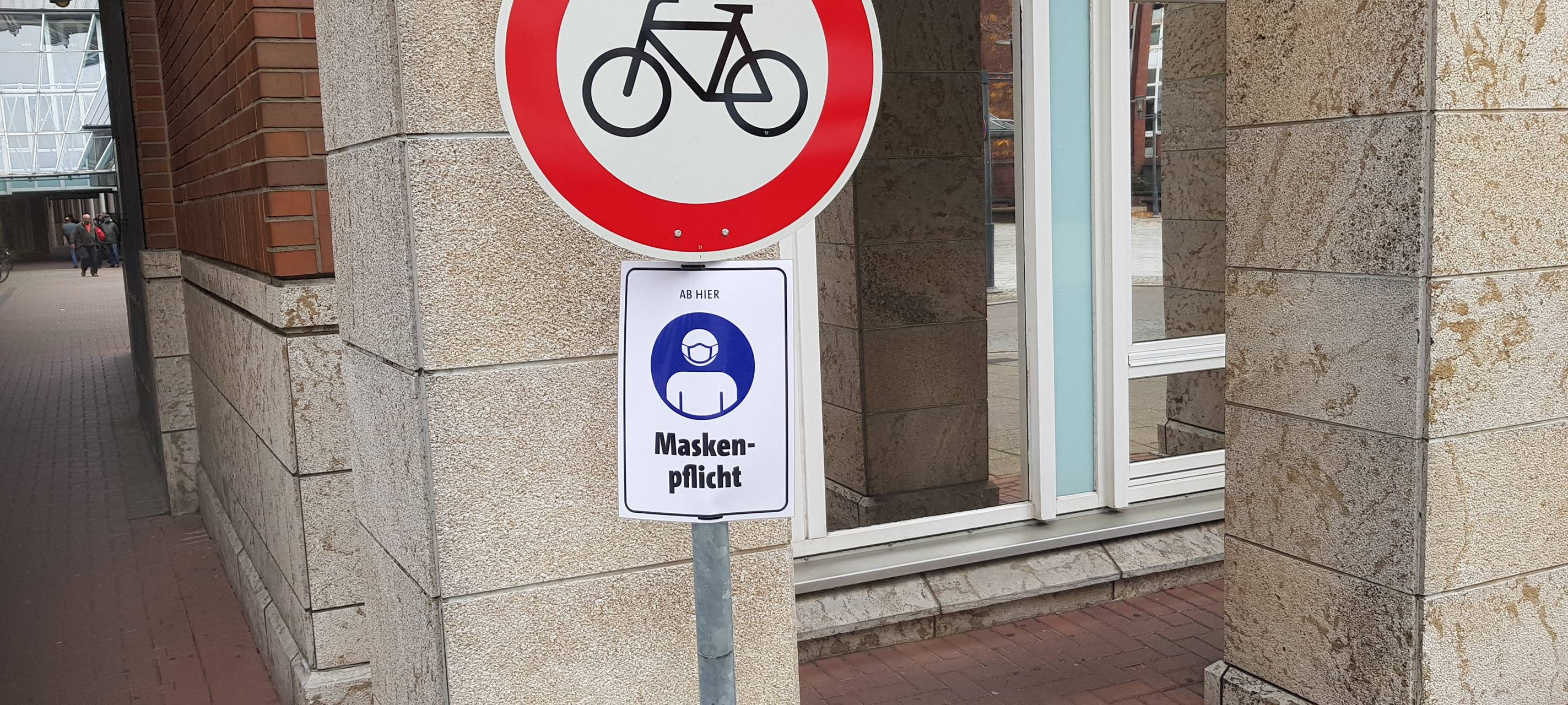 Ein Maskenpflicht-Schild in der Neusser Innenstadt