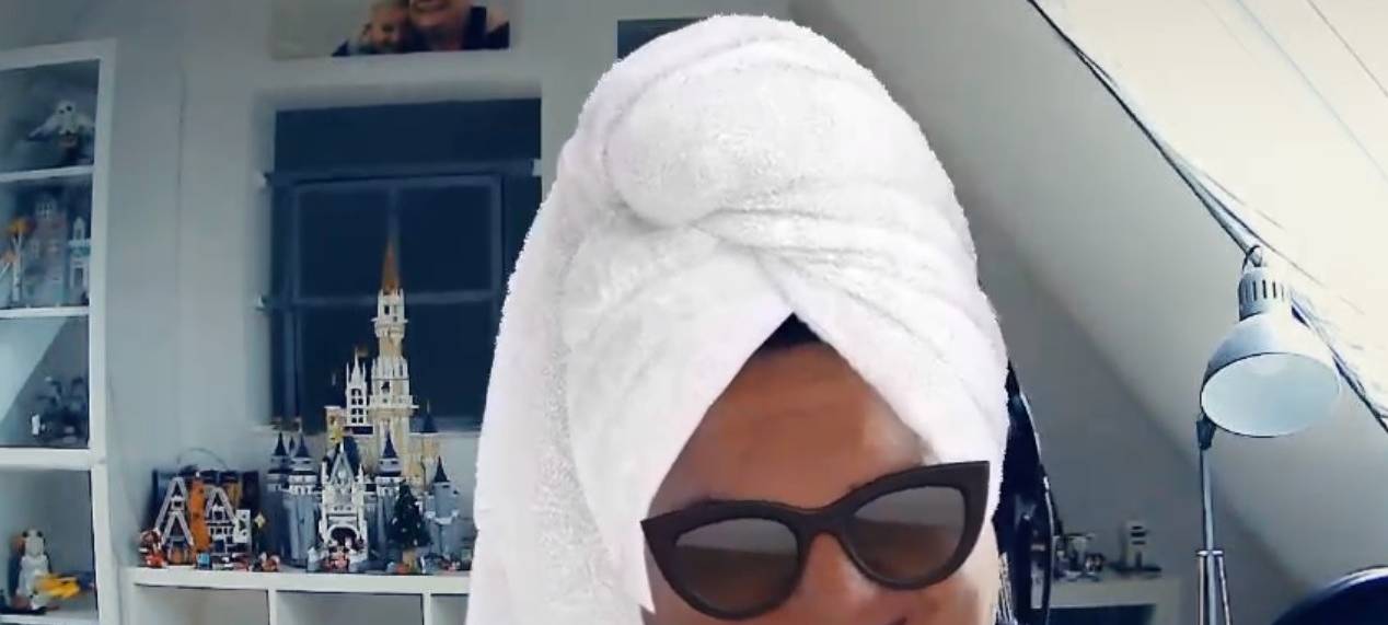 Wenn man schon nicht mehr duscht, sehen wir in unserer Homeoffice-Videokonferenz zumindest so aus.