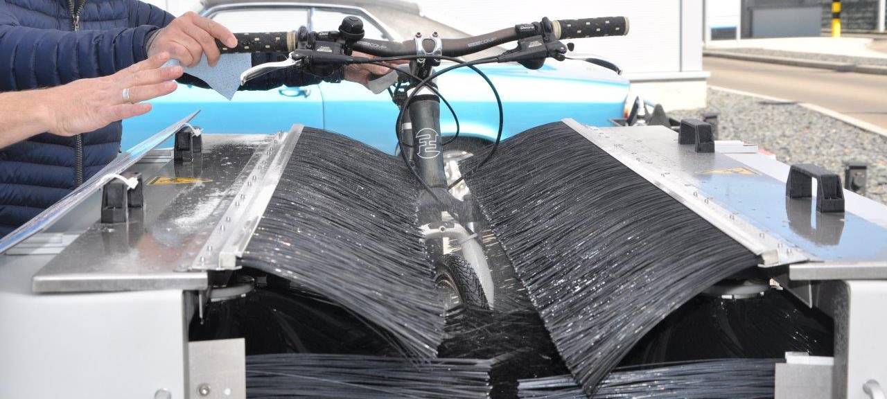 Die Fahrrad-Waschstraße in Action