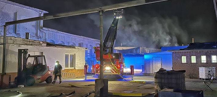 Feuer in Werkstatthalle im Neusser Barbaraviertel