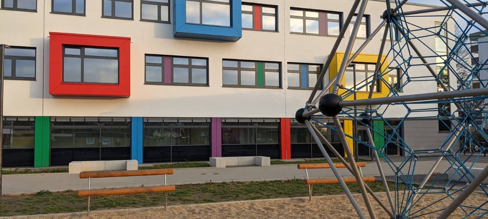 Außenansicht Schulhof Sekundarschule in Dormagen