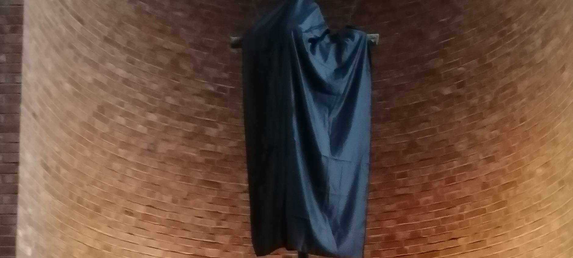 Dormagener Pfarrer verhüllt Kreuze