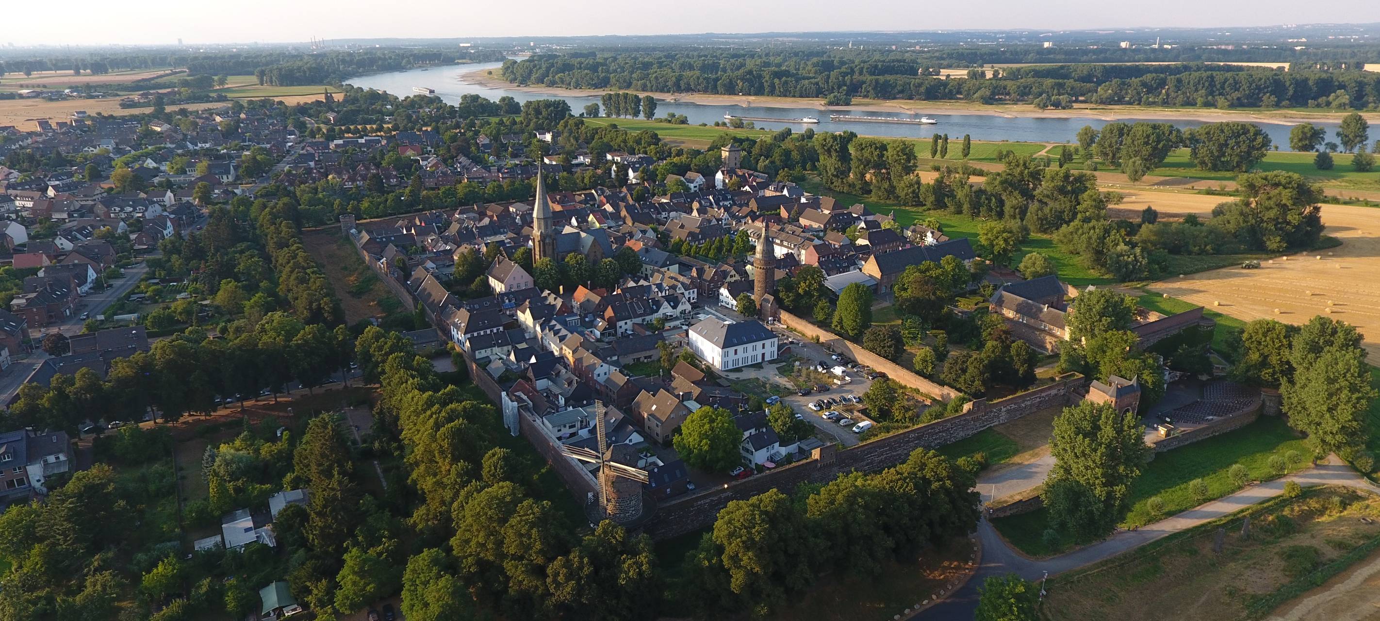 Dormagen-Zons: Rheinturm bekommt neue Treppe