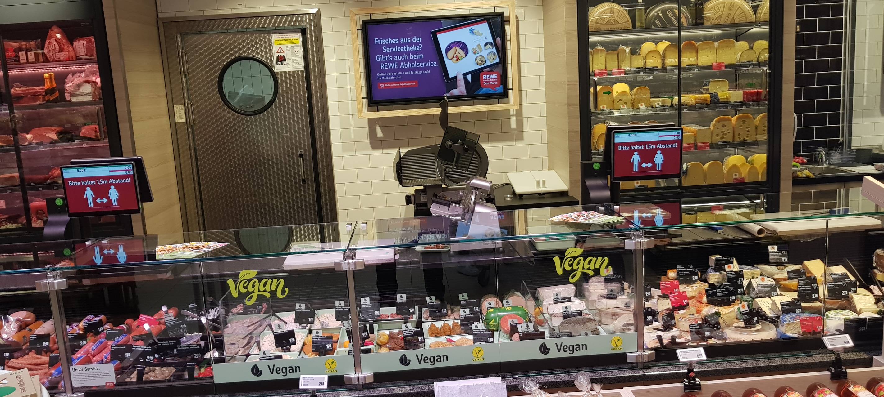 REWE-Filiale in Kaarst mit neuer veganer Fleischtheke