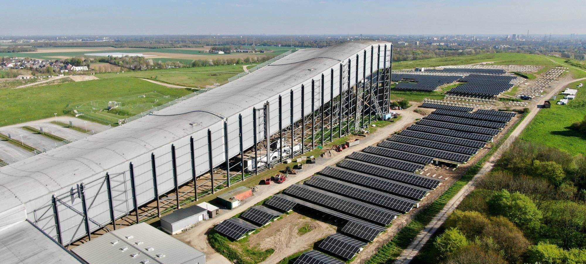 Photovoltaik-Anlage an der Neusser Skihalle ist fertig