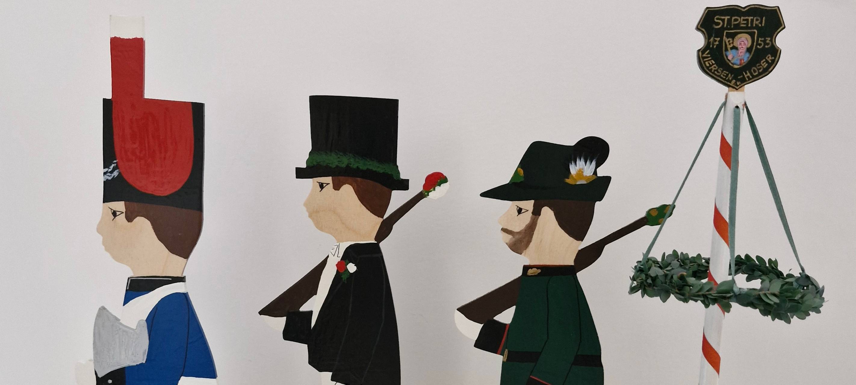 Neusserin macht Holz-Schützenfiguren