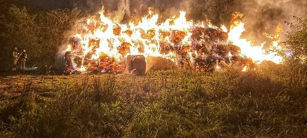 Großer Heuballenbrand bei Grevenbroich-Wevelinghoven