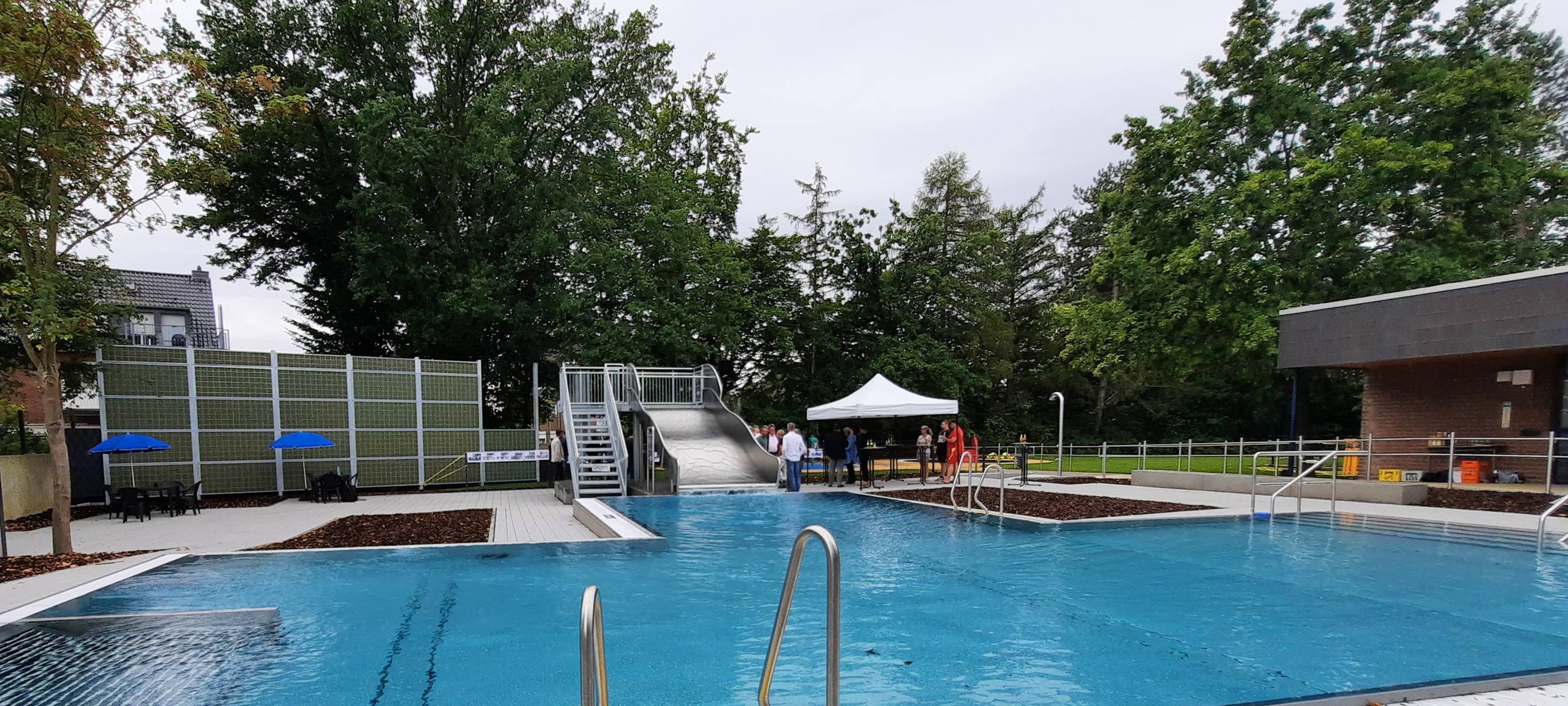 Korschenbroich: Außenbereich des Hallenbades eröffnet