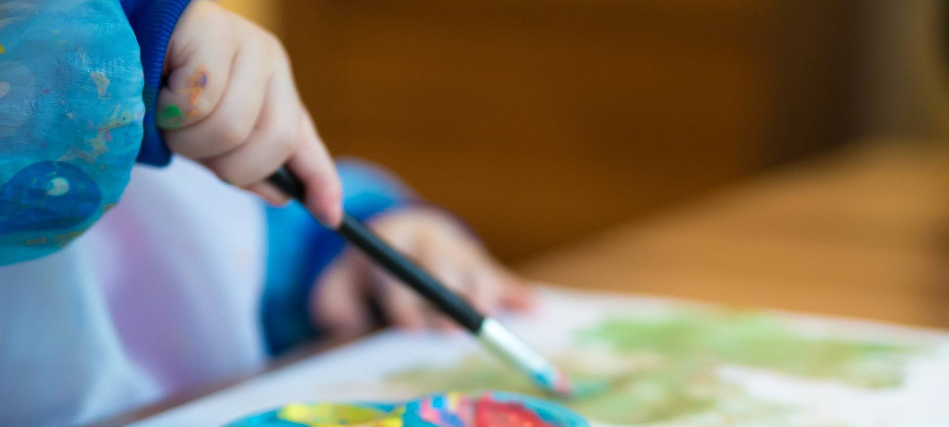 Malendes Kind in einer Kita