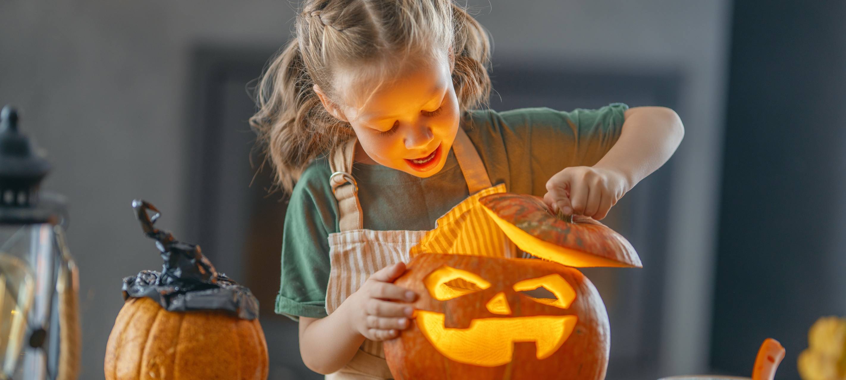 Kürbis-Schnitzen leicht gemacht: Kind beim Kürbis Schnitzen