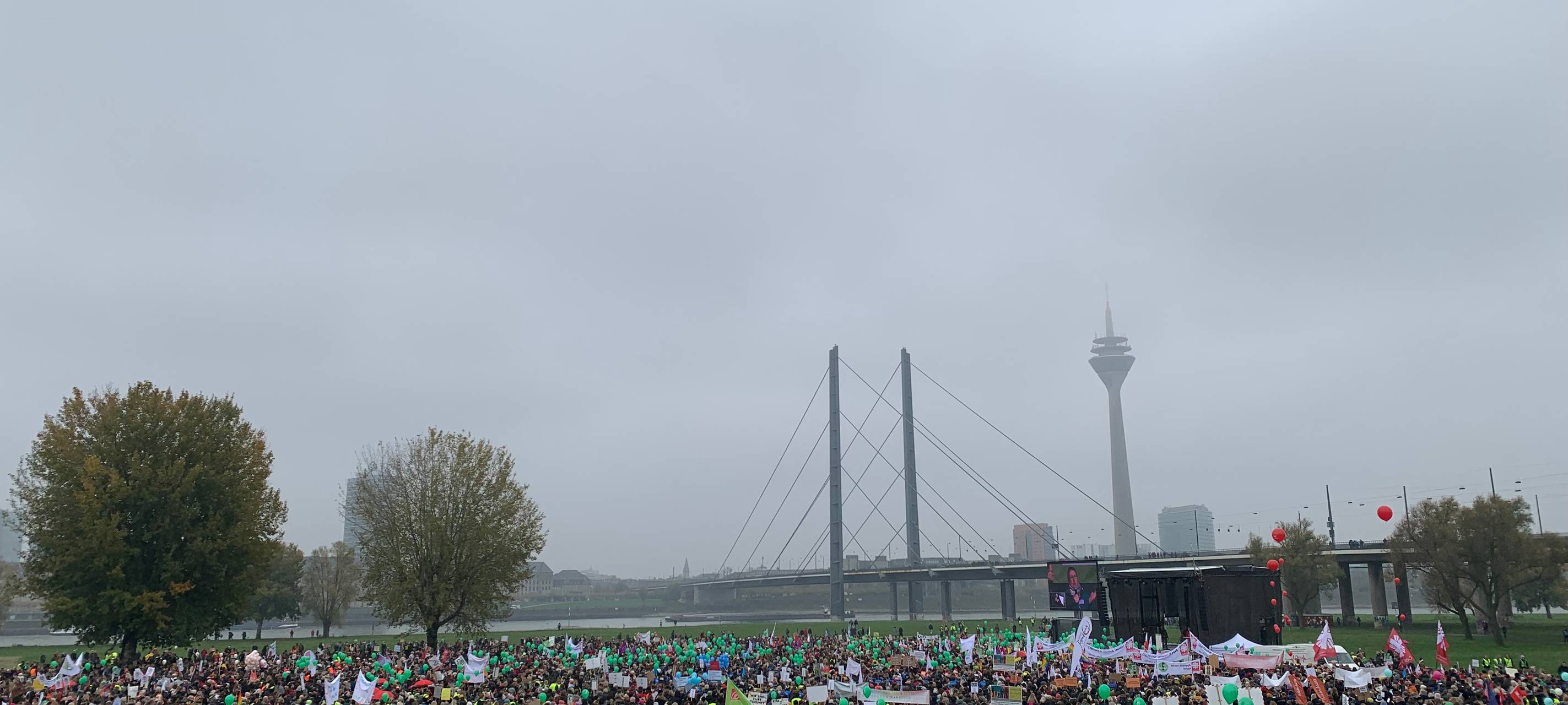 32.000 Menschen bei Demo in Düsseldorf auf der Straße