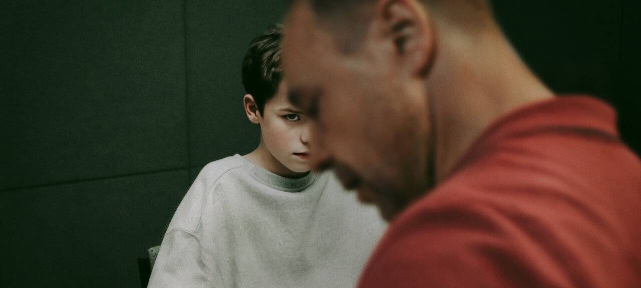 Vater und Sohn im Gespräch.