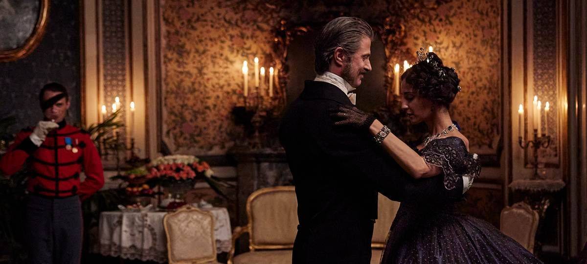 Don Fabrizio tanzt mit seiner Frau.