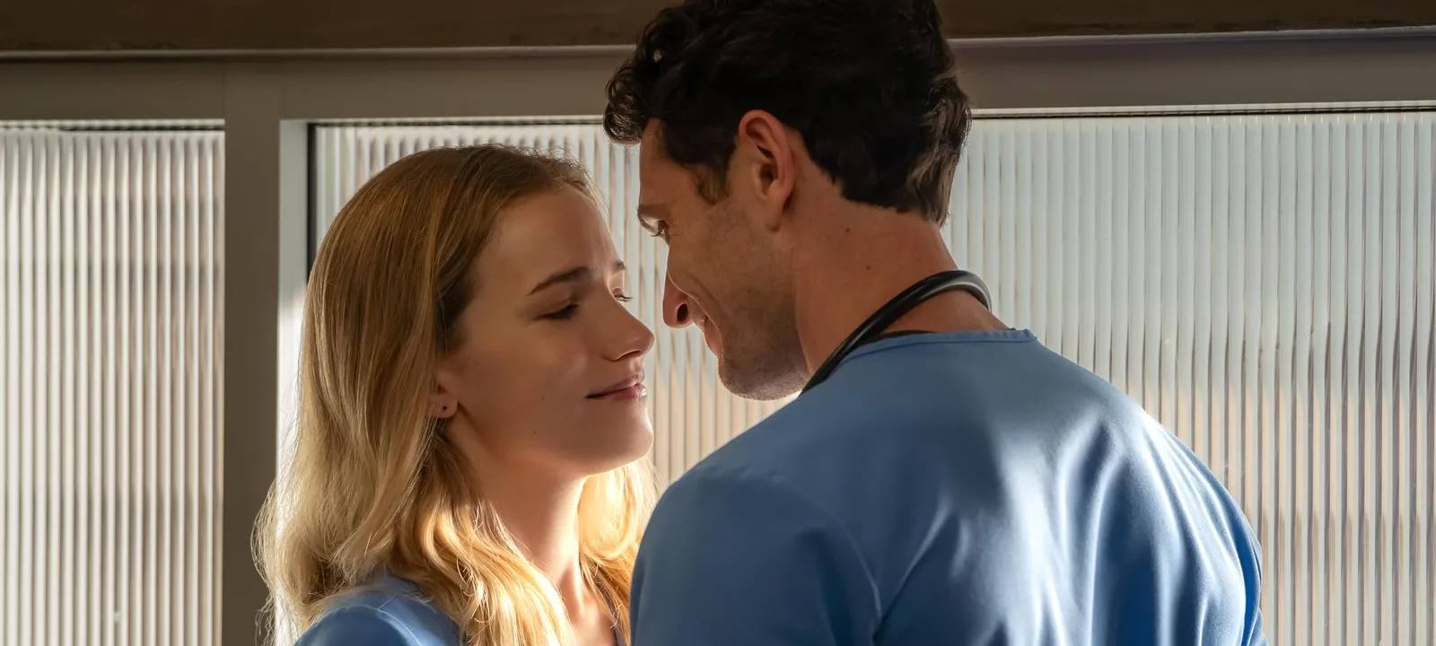 Es knistert mächtig zwischen den beiden Ärzten.