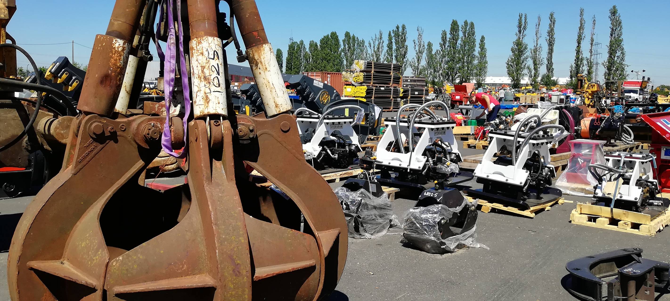 Bagger unterm Hammer