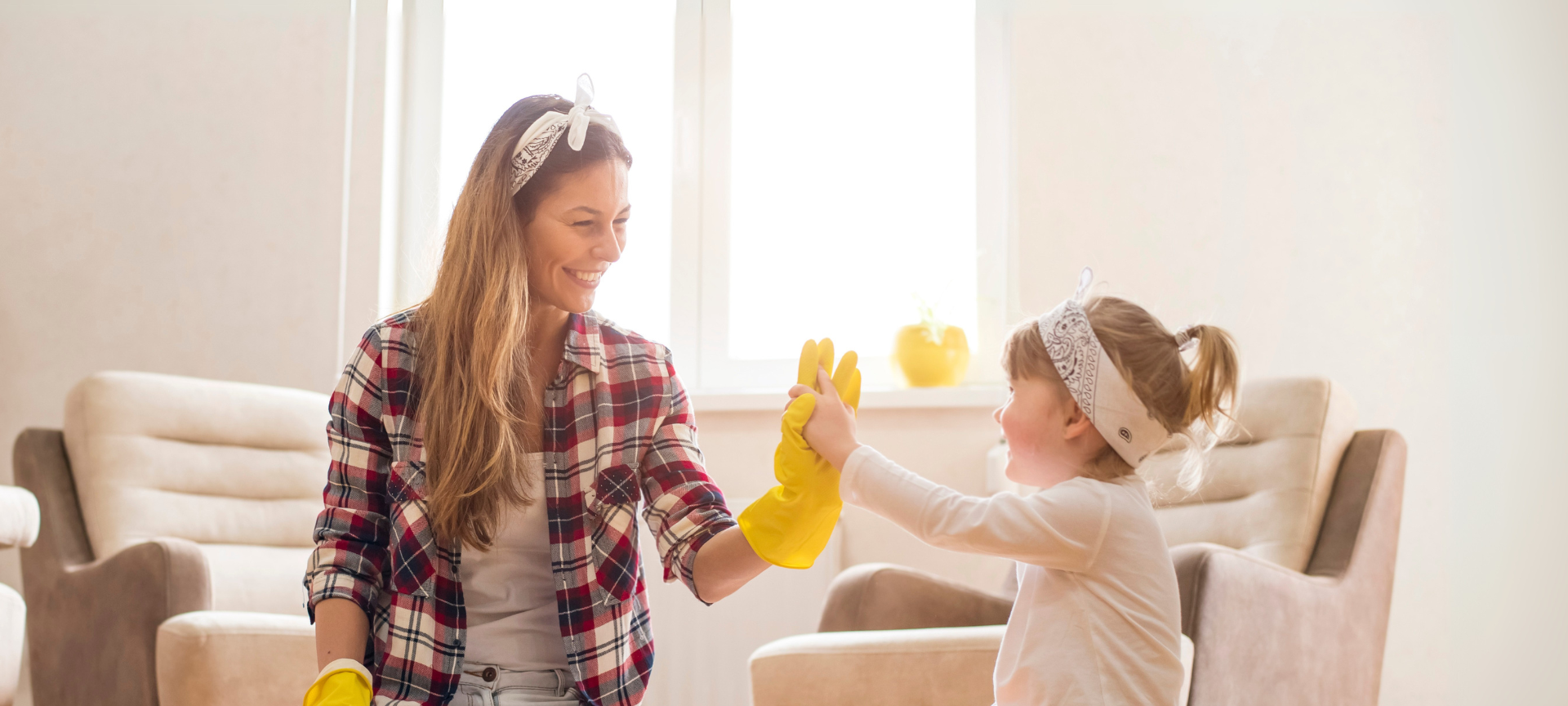 Frühjahrsputz, Mama und Tochter putzen zusammen, High Five