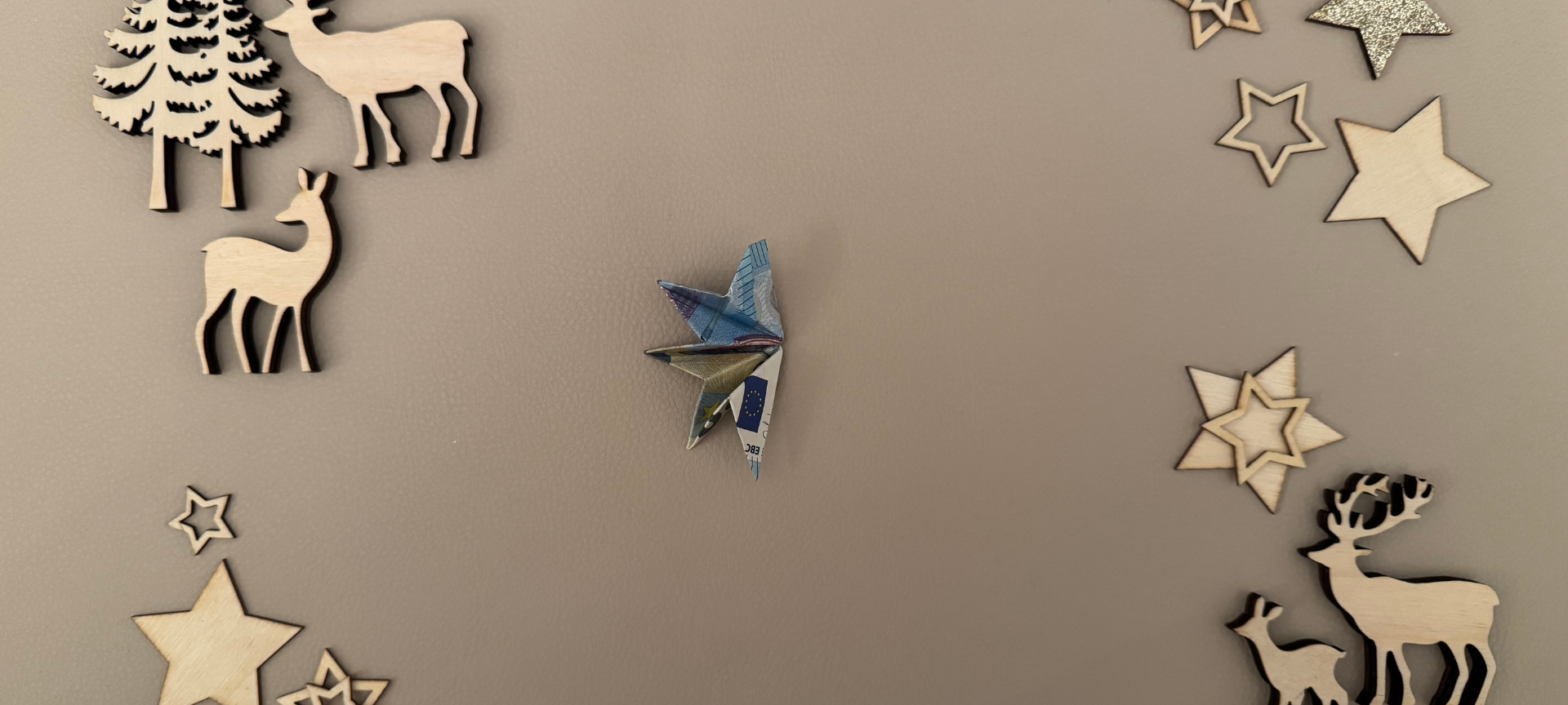 13. Die rechte Spitze nach hinten + unten falten. So weiter machen bis einer Ziehharmonika ähnlich ein halber Stern entsteht. Schritte 2-13 mit dem zweiten Geldschein wiederholen.