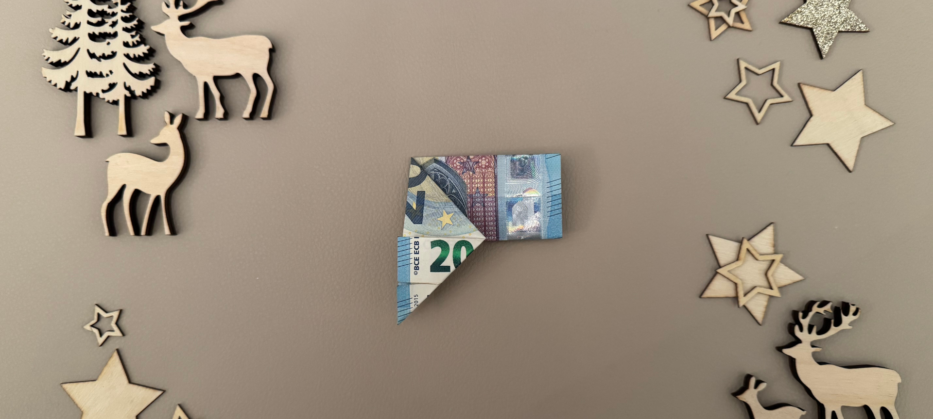 6. Den Schein um 90° gegen den Uhrzeigersinn drehen und wieder die linke Seite/ Spitze nach rechts knicken. Anschließend wieder aufklappen.