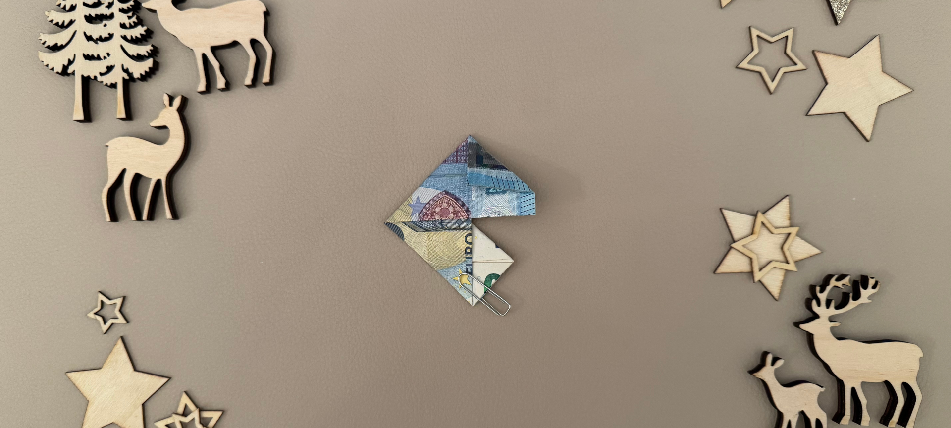 9. Die Spitze rechts unten nach hinten + unten falten.